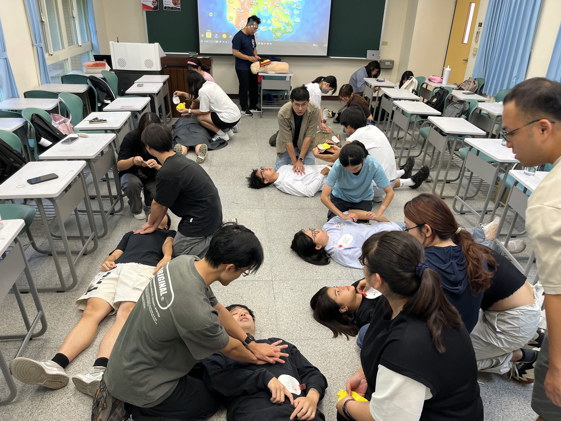 學生進行急救操作練習