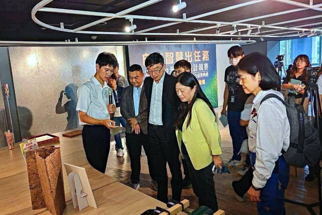 評審及貴賓參觀東華大學仿生模型