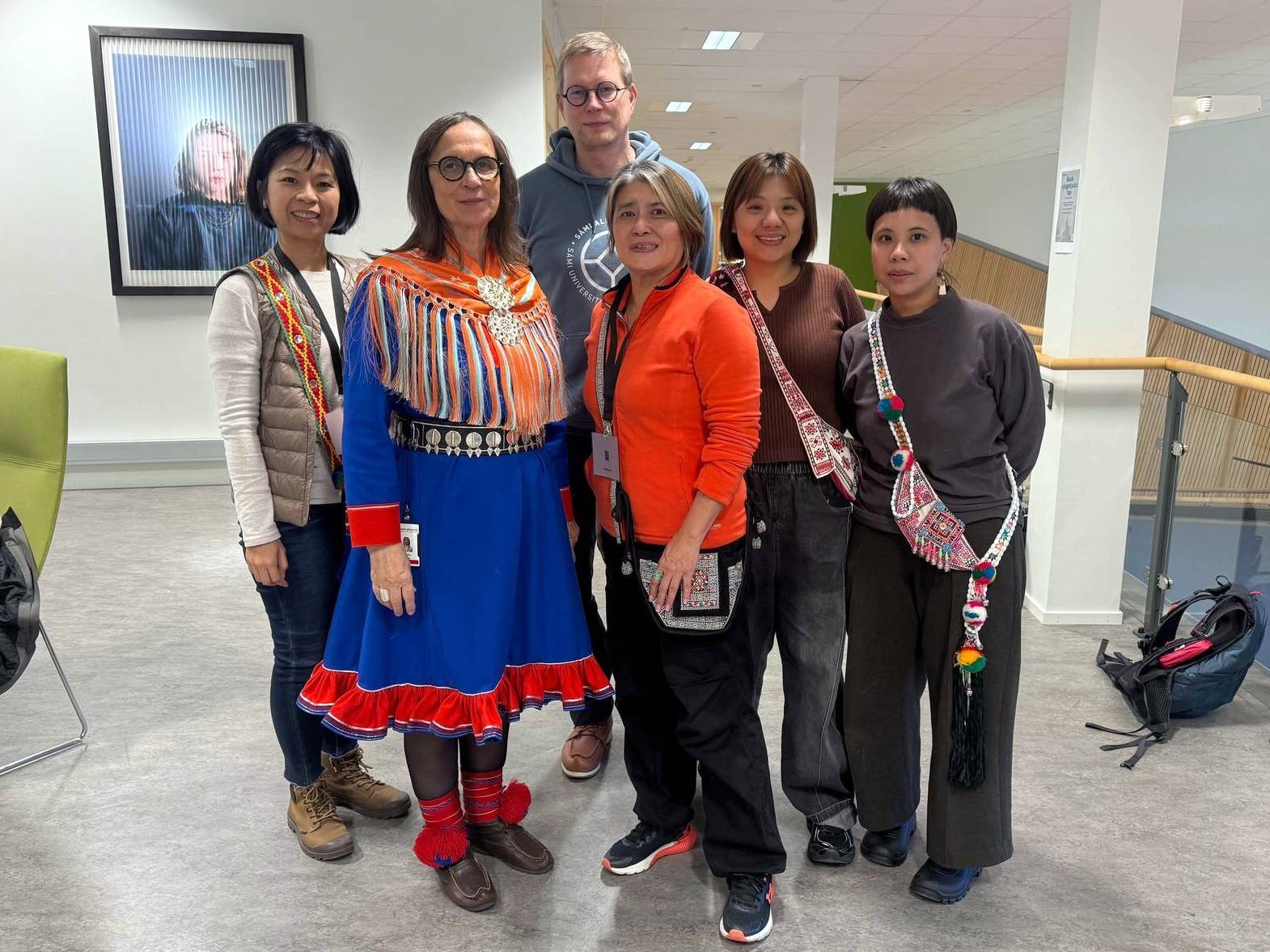 國際中心團隊與挪威薩米大學校長Liv Inger Somby(左二)及助理教授Samuel Valkeapaää(中後)討論合作事務後合影
