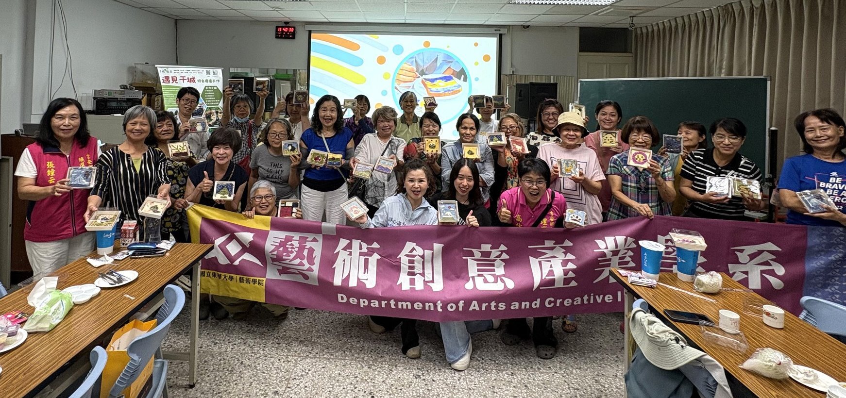 工作坊的結尾,所有銀髮寶貝們與自創作品大合照