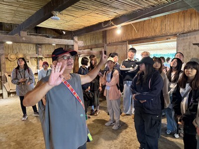 豐濱發展協會總幹事陳建安先生向師生介紹貓公部落傳統建築、生活智慧與阿美族文化