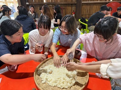 學生在部落居民指導下體驗傳統糯米釀製作,從實作認識地方飲食文化