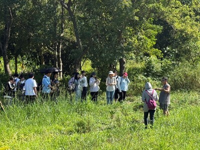 師生跟隨部落導覽人員走入自然環境,理解部落生活與地方生態之間的關係