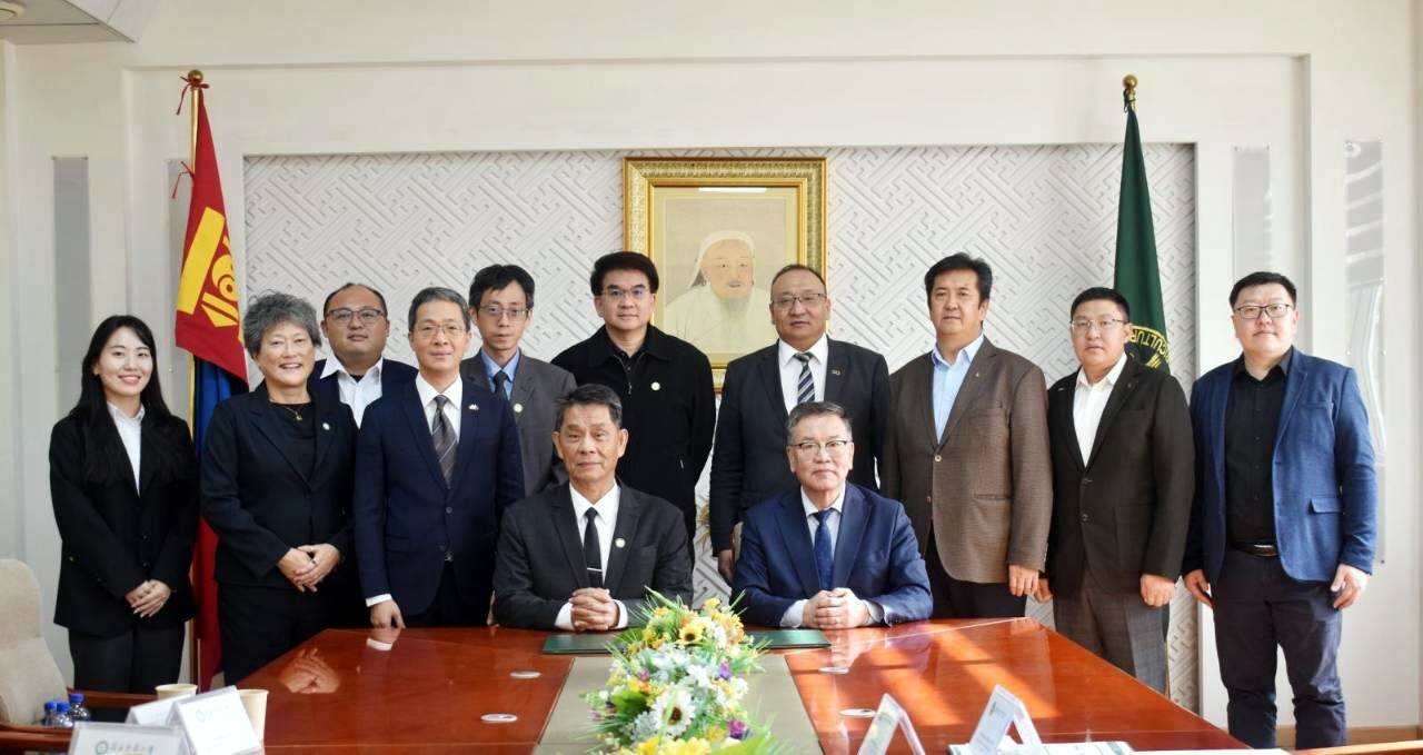 東華大學代表團拜訪蒙古國立生命科技大學,雙方於交流活動結束後合影留念