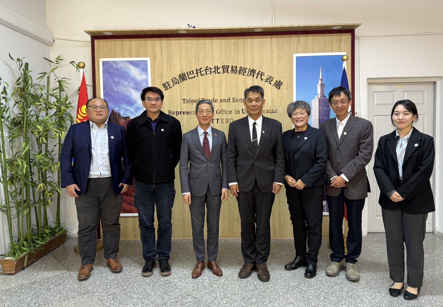 東華大學代表團拜訪駐蒙古代表處,雙方交流後合影留念
