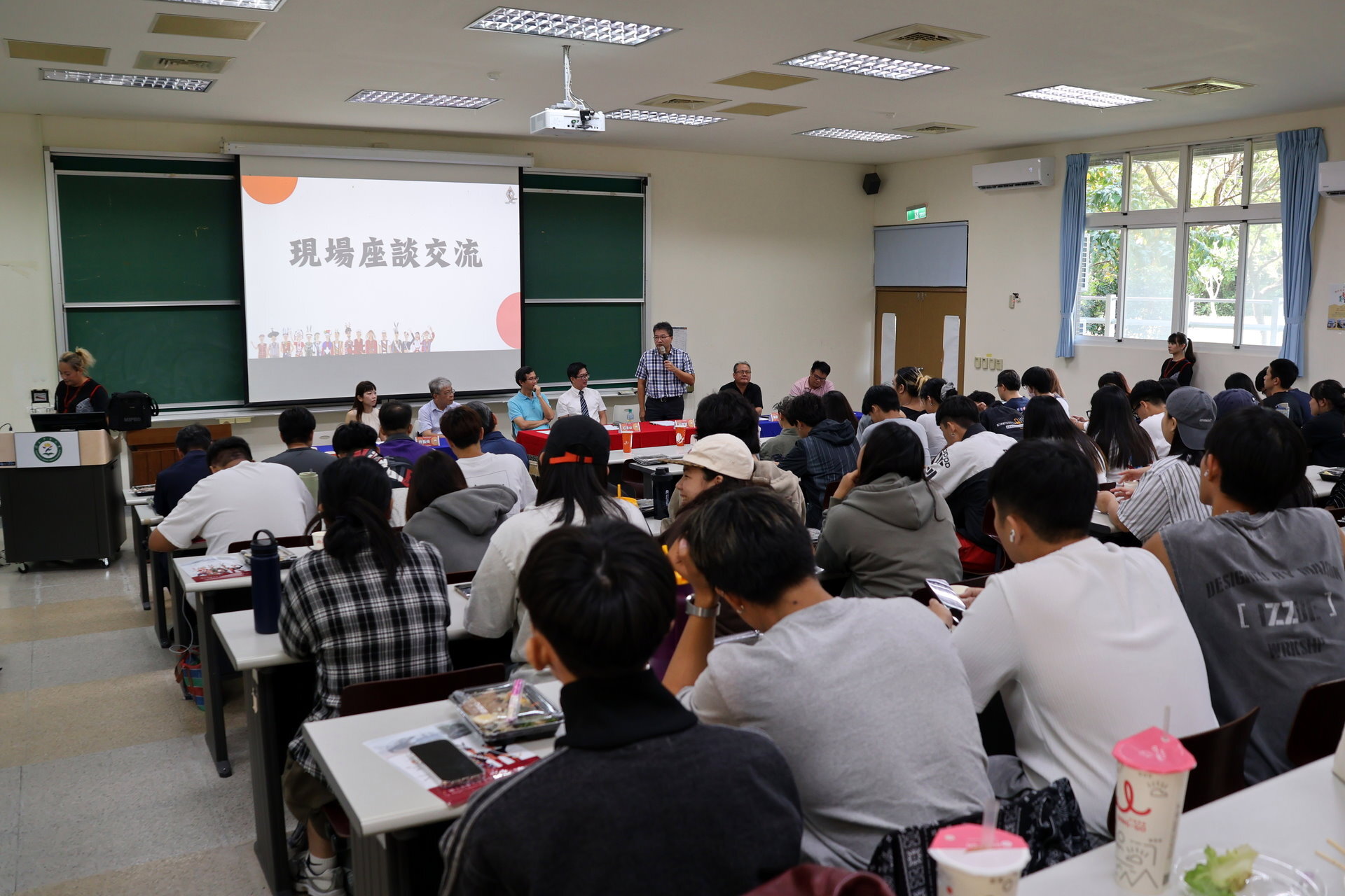 現場交流座談,用心回覆學生問題