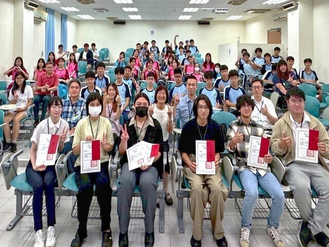 2025年全國三分鐘生科論文口說競賽東區初賽-七位優勝學生與評審委員、師長及觀眾合影。
