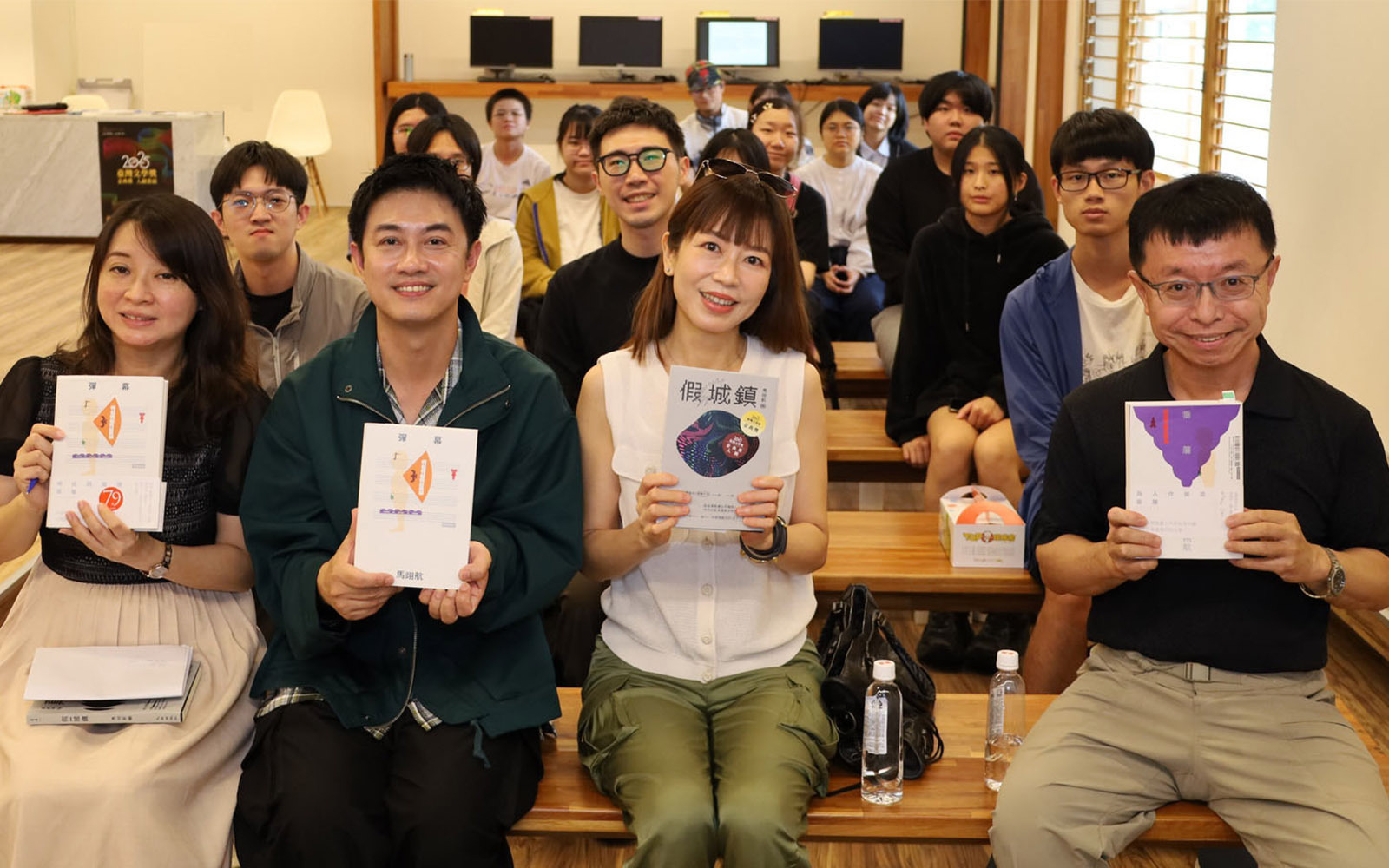 東華大學人社院舉辦《彈幕/垂簾》教師著作分享會,開啟一場精采 的文學閱讀盛宴