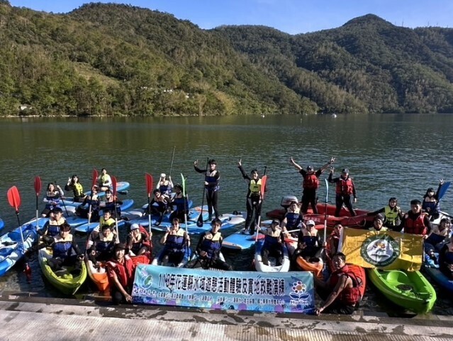 獨木舟及立槳水域活動體驗由東華大學體育中心及救生協會在鯉魚潭圓滿完成