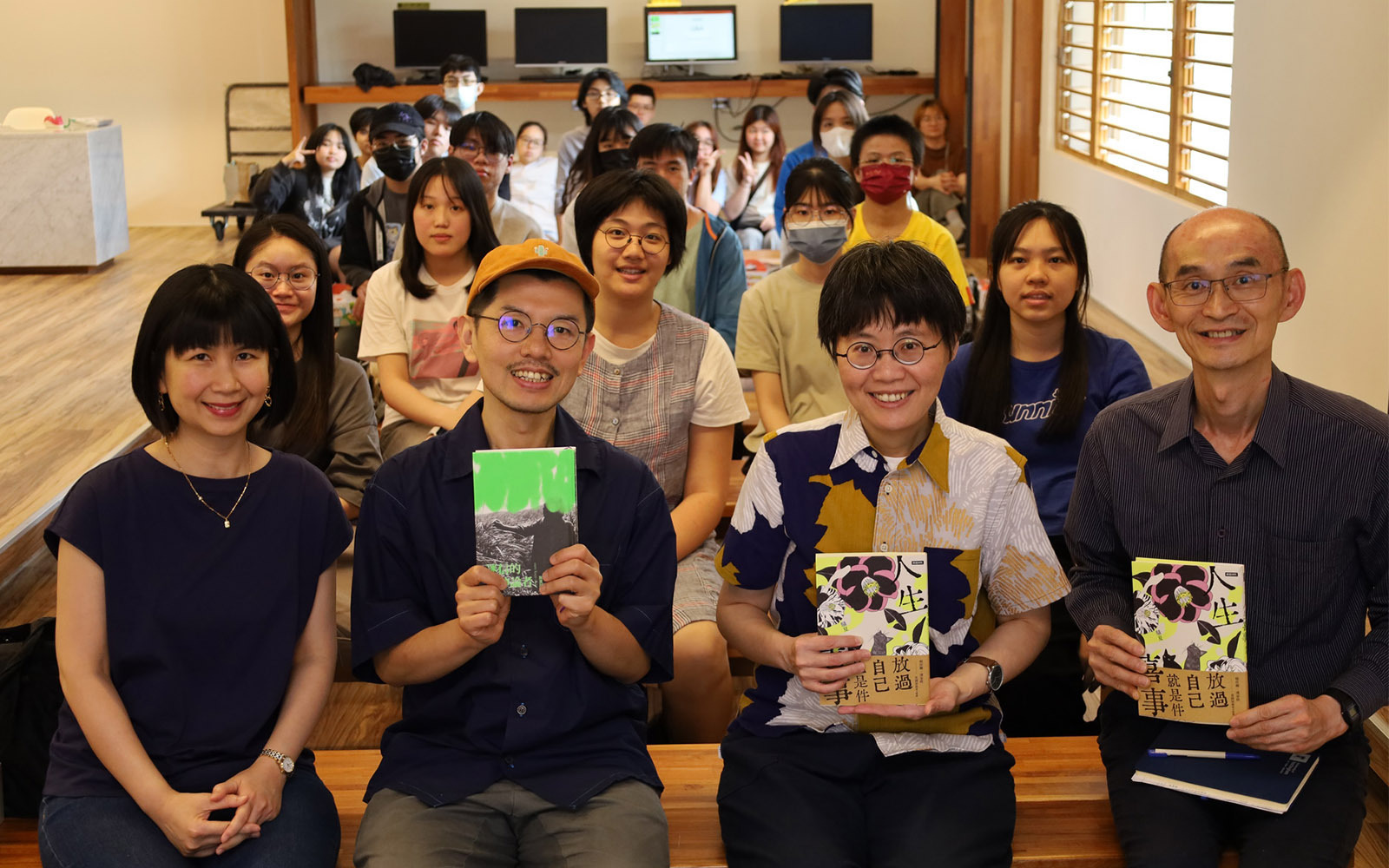 東華大學人社院舉辦「寫作的浪漫與現實—騷夏、陳夏民談《人生喜事》與《迷信的無神論者》」新書分享會