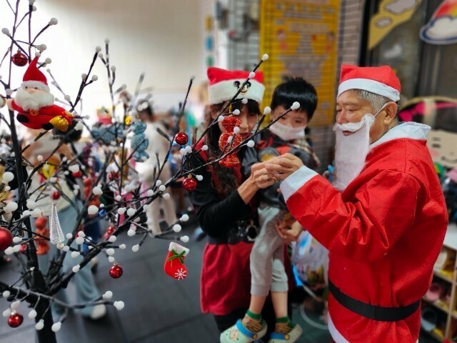 東華樂齡大學爺奶耶誕送愛心