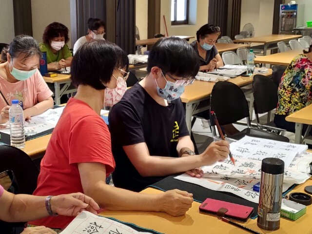 書藝潛能開發社群樂齡課程創新與教學實踐，以正念書法推廣靜心書寫覺察當下身心狀態