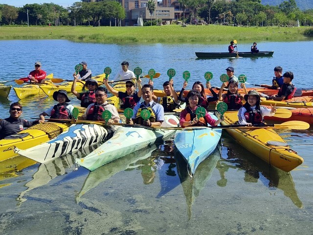 東華第29屆校慶特色活動，手造蒙皮舟下水儀式－航出生命「心」里程