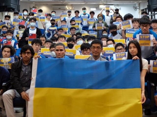 東華大學烏克蘭籍學生赴花蓮高中對談烏國局勢