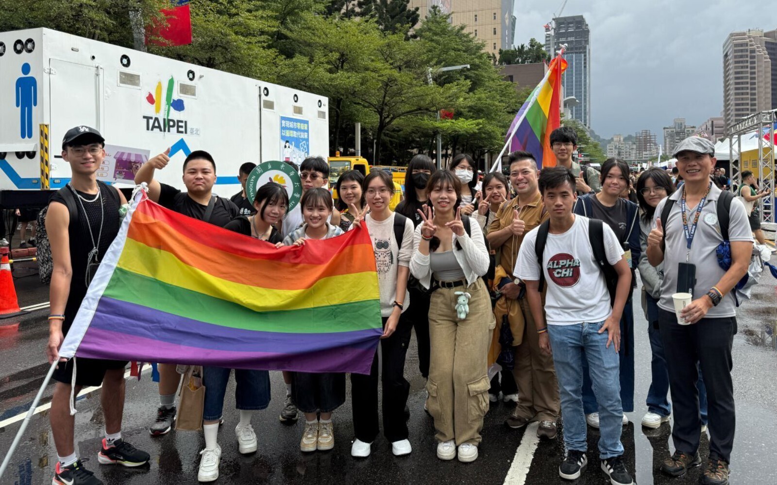 東華大學〈看電影學英文與性別平等〉課程師生參與2025臺灣同志大遊行－以行動實踐「超．連結」精神！