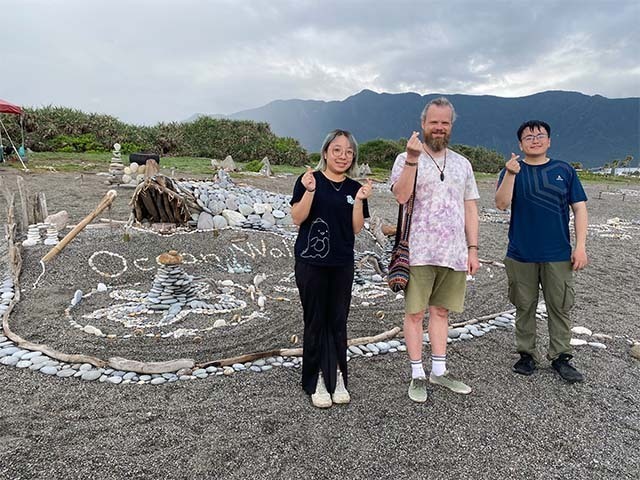 東華大學藝術創意產業學系碩士班吳耀龍、楊采諭同學,榮獲《2025曼波新城太平洋國際疊石藝術季》創作競賽金獎第一名