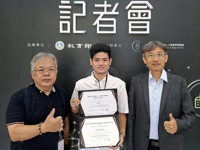 恭喜！東華資訊管理學系劉宏哲同學獲頒首批教育部AI學分學程證明書