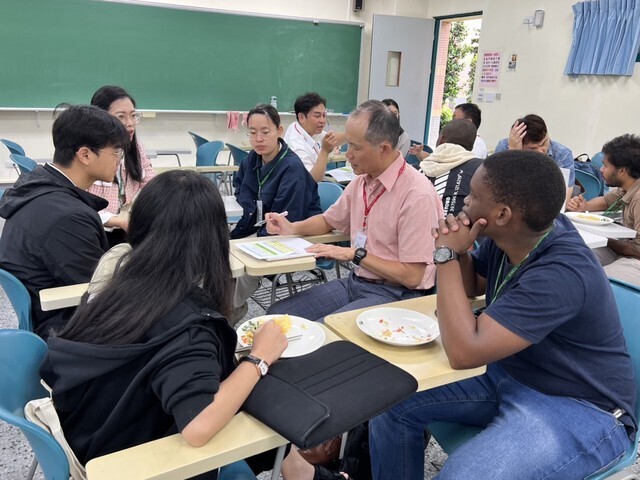 東華大學國際處舉辦「世界咖啡館」交流活動，多元主題激發跨文化對話