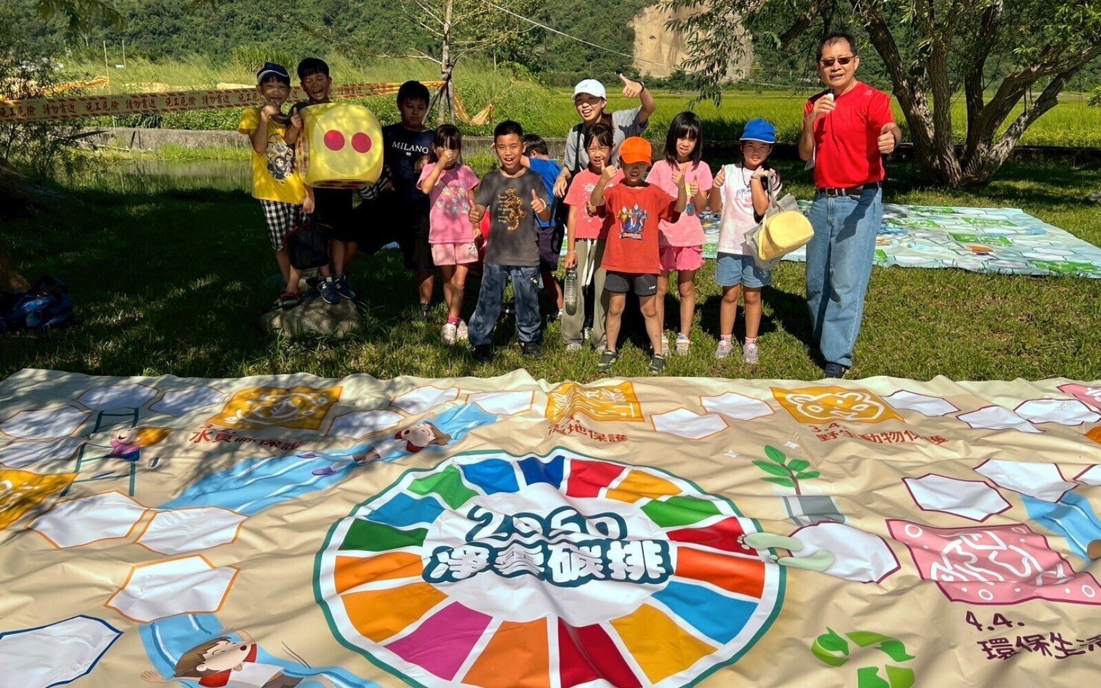 東華大學自資系攜手永續發展中心推動淨零教育,銀川園遊會唱響〈爆米香〉,讓永續從遊戲與歌聲萌芽