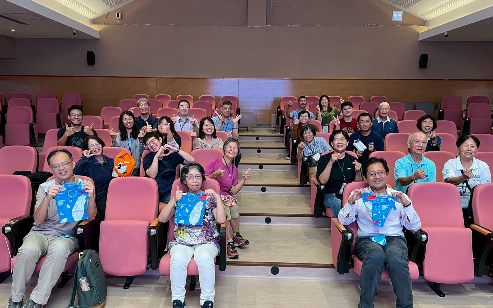 東華大學辦理環境教育人員100小時訓練班圓滿結訓 21位學員取得環境教育人員認證資格 為環境教育再添生力軍