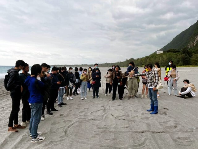 東華大學華文系「基礎創作」進行田野實察校外教學活動