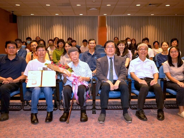 音樂家林道生將20多年原民部落田野調查拍攝照片贈與東華大學