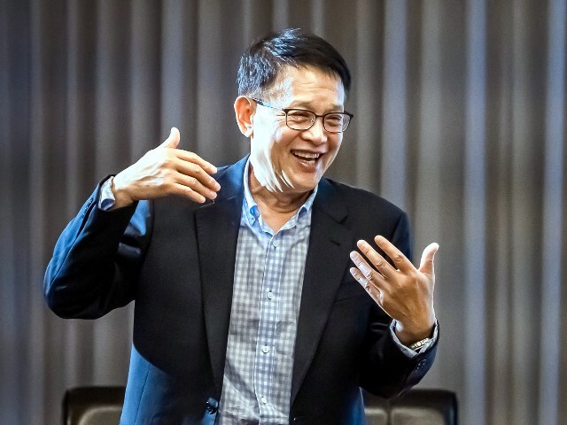 華語教學大師開講：國際漢學研究中心頒發榮譽講座研究員聘書予何寶璋教授