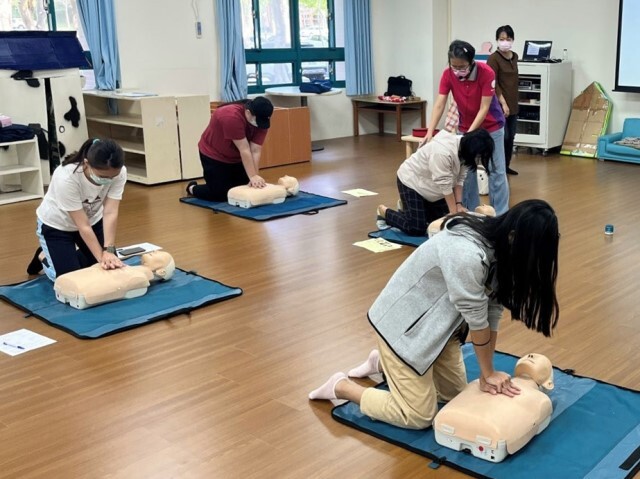 東華大學辦理「嬰幼兒及成人CPR及AED急救員證照訓練」參訓學員全數取得認證